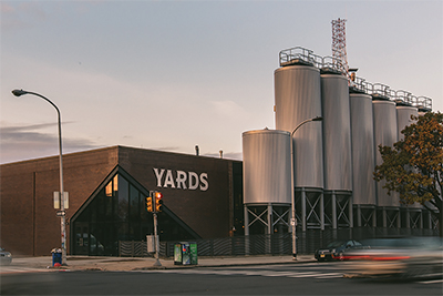 The new Yards Brewing Company is technically and architecturally a real eye-catcher. The outdoor area of the taproom is located below the tanks