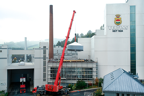 Precision work: positioning of the lauter tun through the roof