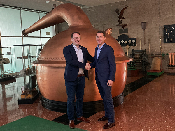 Will be the first contact person for the brewing, beverage and liquid food industry in Spain and Portugal, when it comes to services and products from Ziemann Holvrieka: Franz Scheck, on the picture with Florian Schneider.