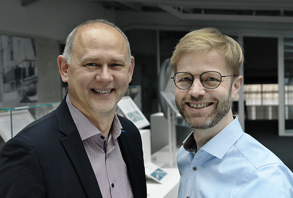 Doble liderazgo: En el futuro, Tobias Becher (a la derecha en la imagen), como nuevo Director de Tecnología, Investigación y Desarrollo, dependerá del Dr.-Ing. Elmar Pongratz, Director de Ingeniería y Tecnología/R&D EPC de Ziemann Holvrieka GmbH.