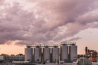 Die Yards Brewing Company bestellte zusätzlich sechs zylindrisch-konische 650-bbl-Tanks einschließlich Kuppelabdeckungen und Laufstegsystem.